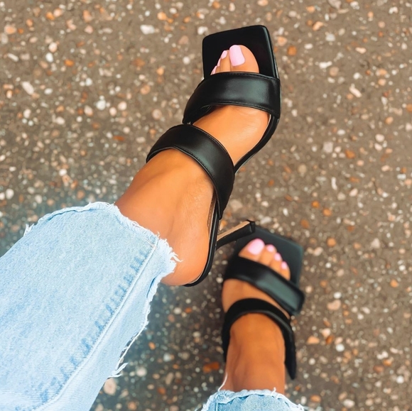 Shoes - 🚨The Nude Collection// Black heel Sandal